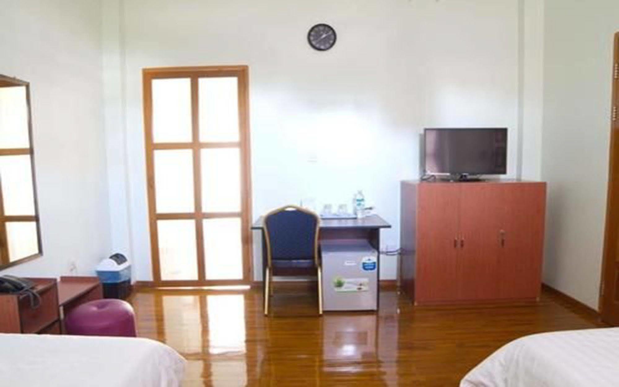 Majesty Hotel Yangon Exterior foto